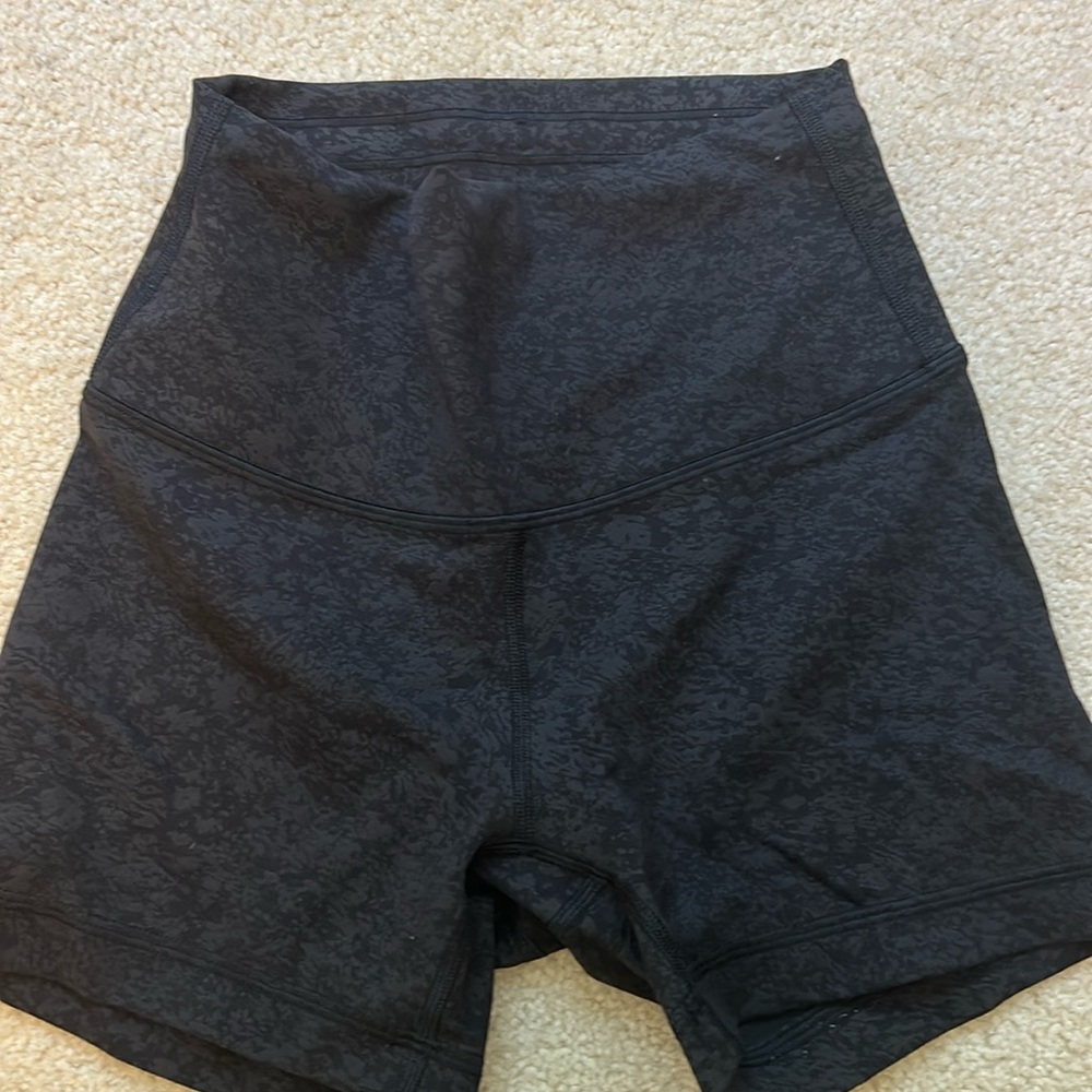 Size 2 lululemon biker shorts 4”